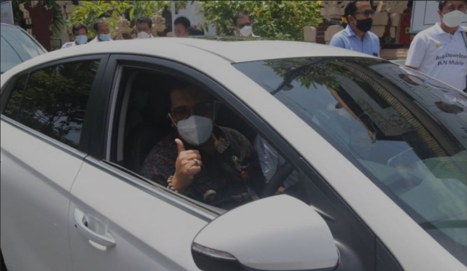 podiumnews.com-Bupati Tabanan "Test Drive" Mobil Listrik PLN Bali